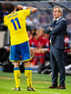 Sveriges Johan Elmander i samtal med förbundskapten Erik