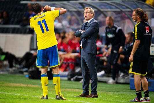 Sveriges Johan Elmander i samtal med förbundskapten Erik