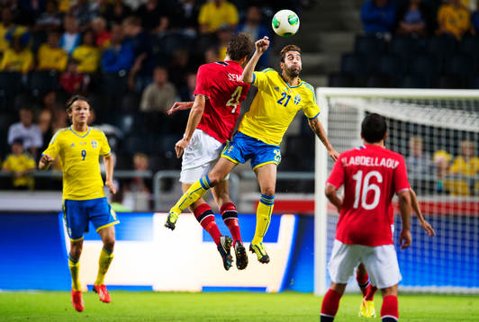 Norges Fredrik Semb Berge och Sveriges Jimmy Durmaz i en