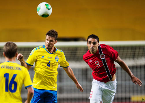 Sveriges Per Nilsson i en luftduell med Norges Mohammed