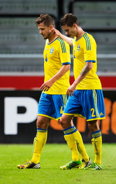 Sveriges Per Nilsson tröstas av Mikael Lustig