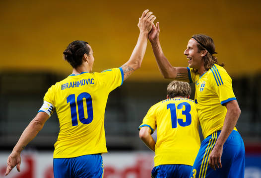Sveriges Zlatan Ibrahimovic och Jonas Olsson jublar