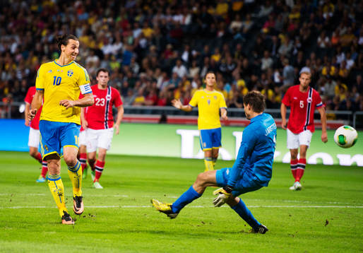 Sveriges Zlatan Ibrahimovic skjuter in 2-0 bakom Norges