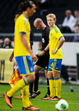 Sveriges Oscar Hiljemark (h) kollar mot Zlatan Ibrahimovic