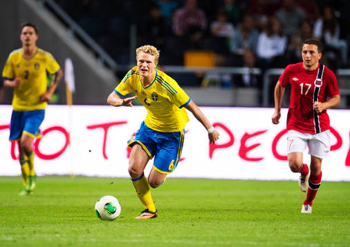 Sveriges Oscar Hiljemark jagar bollen