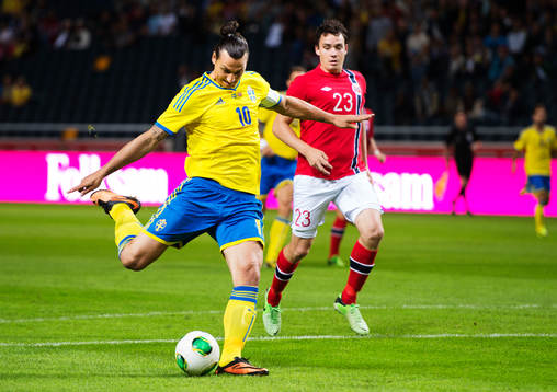 Sveriges Zlatan Ibrahimovic skjuter in 1-0