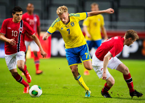 Norges Tarik Elyounoussi (v) och Tom Høgli (h) utmanas av