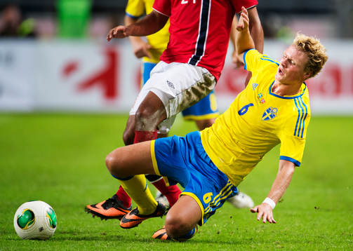 Sveriges Oscar Hiljemark faller