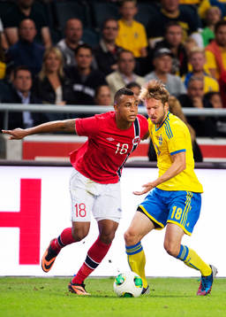 Norges Joshua King i kamp om bollen med Sveriges Adam