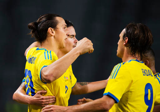 Sveriges Zlatan Ibrahimovic (v) jublar