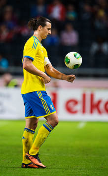 Sveriges Zlatan Ibrahimovic boxar bollen med händerna