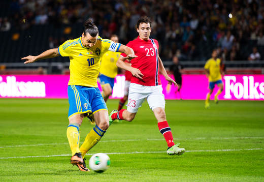 Sveriges Zlatan Ibrahimovic skjuter in 1-0