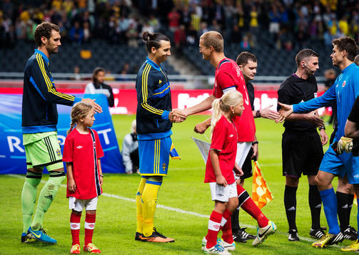 Sveriges Zlatan Ibrahimovic hälsar på Norges Brede