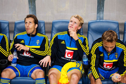 Sveriges Tobias Hysén och Oscar Hiljemark på bänken