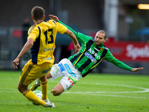 GAIS Richard Spong glidtacklar i kamp om bollen med