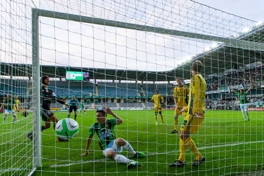GAIS Daniel Mendes slänger sig fram och trycker in 1-0