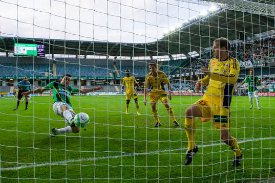 GAIS Daniel Mendes slänger sig fram och trycker in 1-0