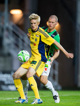 Ängelholms Andreas Karlsson täcker bollen för Andreas