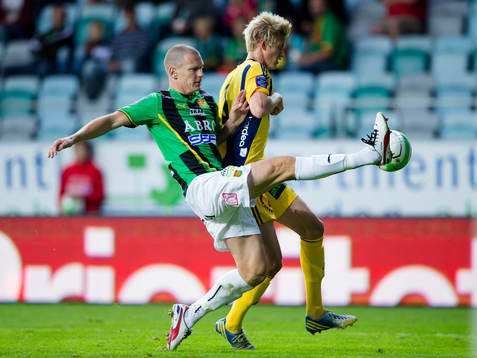 GAIS Andreas Augustsson sträcker ut och slår undan bollen