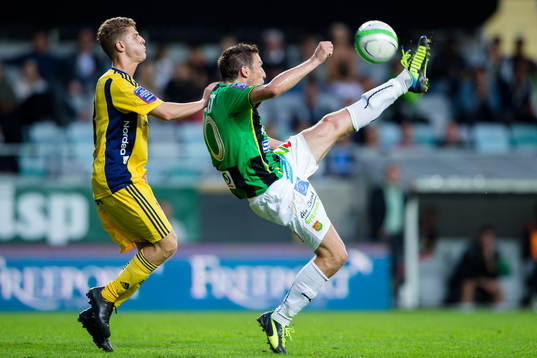 GAIS Kenneth Gustafsson sträcker ut och kommer först på