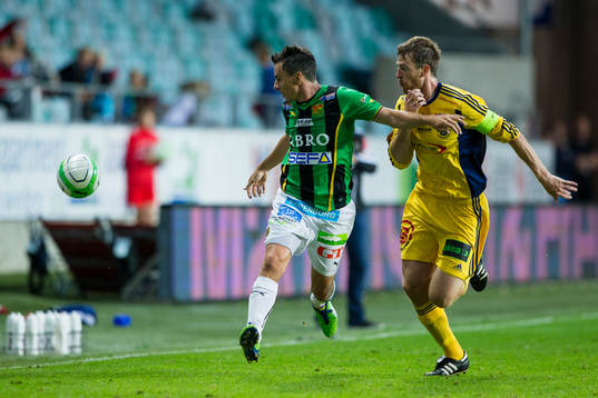 GAIS Daniel Mendes håller undan för Ängelholms Björn