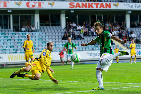 GAIS Malkolm Moenza skjuter mot täckande Ängelholms