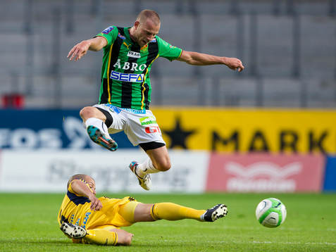 GAIS Björn Andersson hoppar över glidtacklande Ängelholm