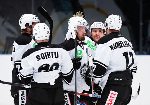 TPS Åbos Markus Seikola (i mitten) gratuleras
