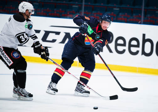 Djurgårdens Joakim Eriksson passar pucken