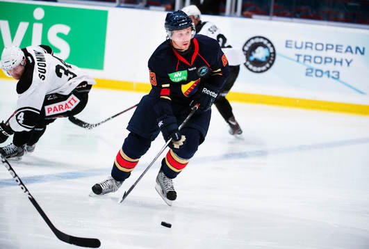 Djurgårdens Dustin Johner kontrollerar pucken