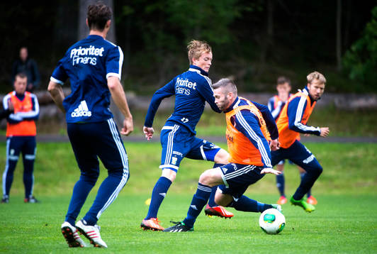 Sam Larsson går förbi Kjetil Waehler
