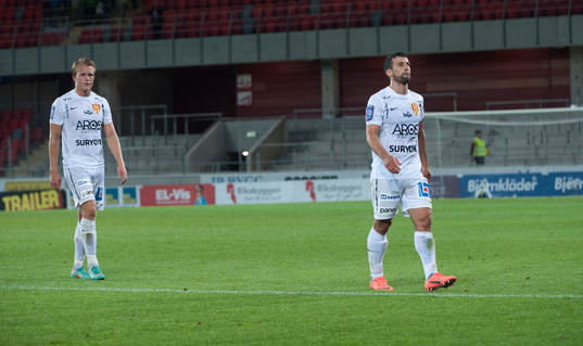 Syrianska lämnar med tunga steg