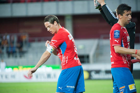 Lagkaptensbindel, Johan Persson, Öster, byter av Denis