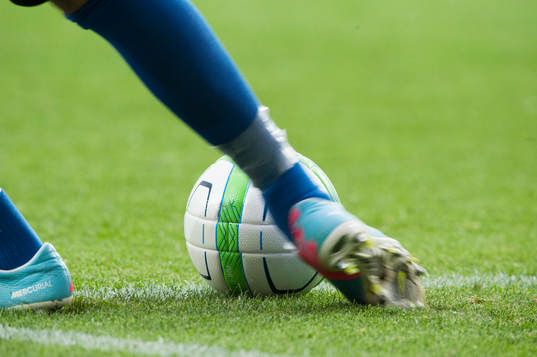 Inspark, tillslag på boll, fotbollssko, boll, gräs