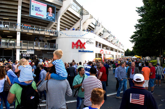 Publiken strömmar till utanför Ullevi
