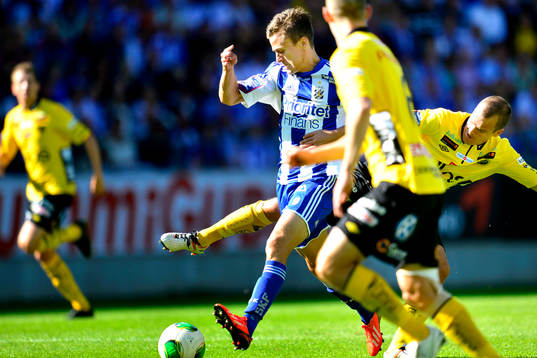 Elfsborgs Henning Hauger försöker stoppa IFK Göteborgs