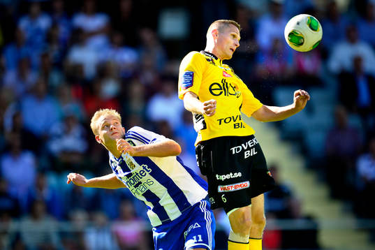 Elfsborgs Jon Jönsson nickar undan bollen framför IFK