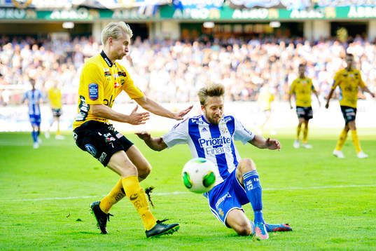 IFK Göteborgs Adam Johansson rensar framför Elfsborgs