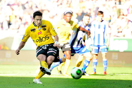 Elfsborgs Stefan Ishizaki  gör 2-1 på straff