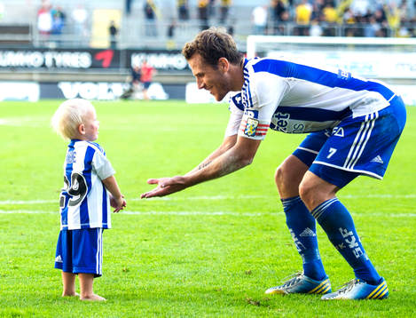 IFK Göteborgs Tobias Hysén firar med Lasse Vibes son