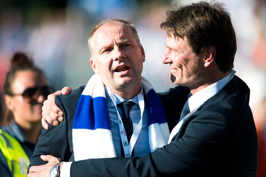 IFK Göteborgs klubbirektör Martin Kurzwelly kramar om