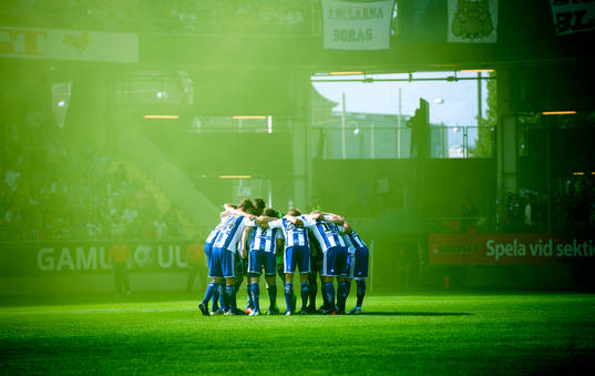 IFK Göteborg samlar laget innan matchen mellan IFK