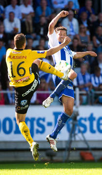 IFK Göteborgs Philip Haglund i duell mot Elfsborgs Viktor