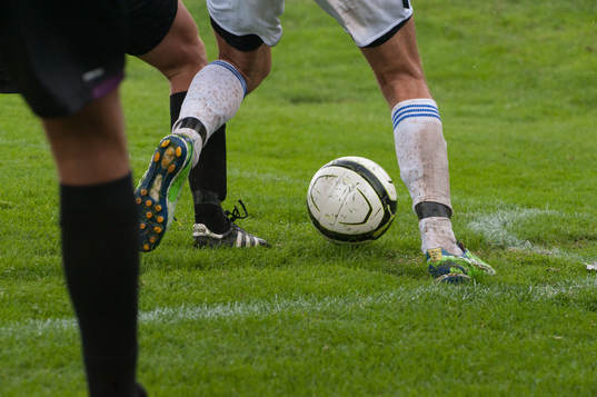 Kamp om bollen ute vid hörnflaggan, fot, fötter, fotboll,