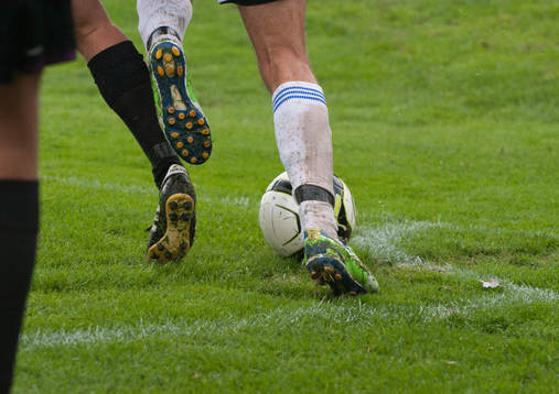 Kamp om bollen ute vid hörnflaggan, fot, fötter, fotboll,