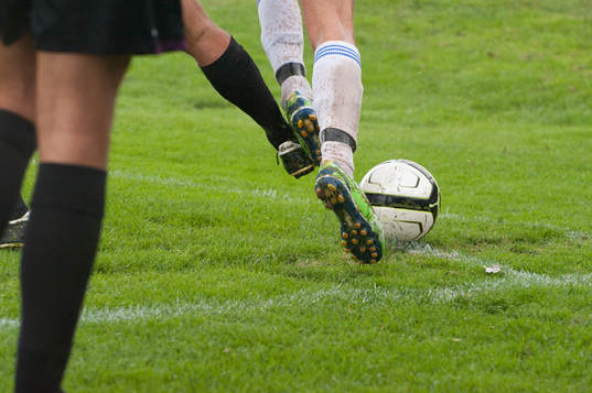 Kamp om bollen ute vid hörnflaggan, fot, fötter, fotboll,