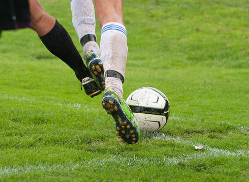 Kamp om bollen ute vid hörnflaggan, fot, fötter, fotboll,