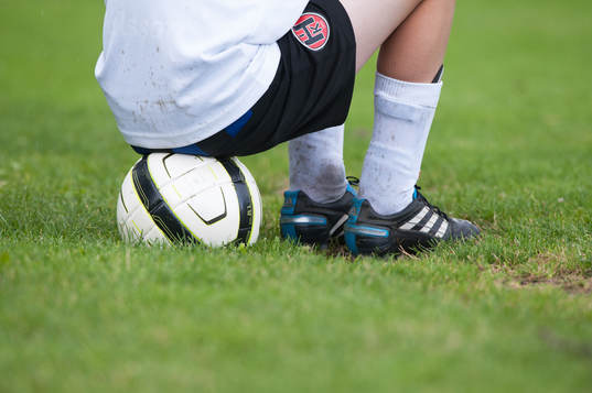 Bollkalle sitter på boll, Adidas