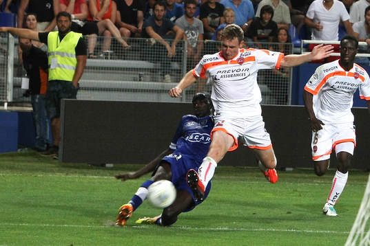 Centre de Sambou YATABARE pour le but de ADAMA BA -