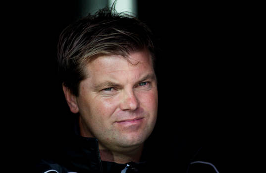 Halmstads tränare Jens Gustafsson gömmer sig för regnet